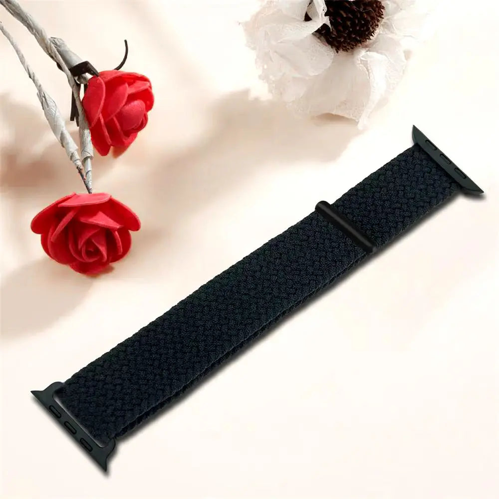 Braided sports band in black color, super stretchy and adjustable, ideal for exercise and made from recycled materials.