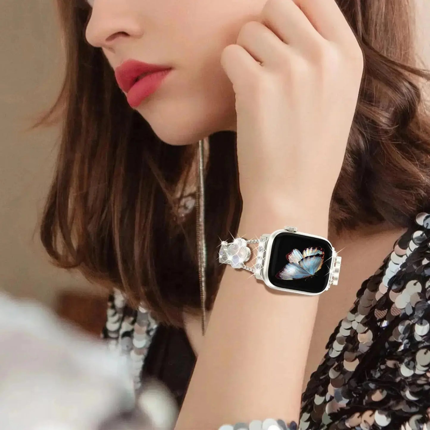 Cristina Bracelet on Apple Watch, showcasing its four-leaf clover design and rhinestones, enhancing elegance and style.