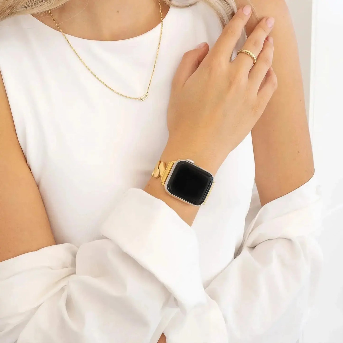 ZigZag metal bracelet for Apple Watch worn by a woman, complementing her stylish outfit with elegance.